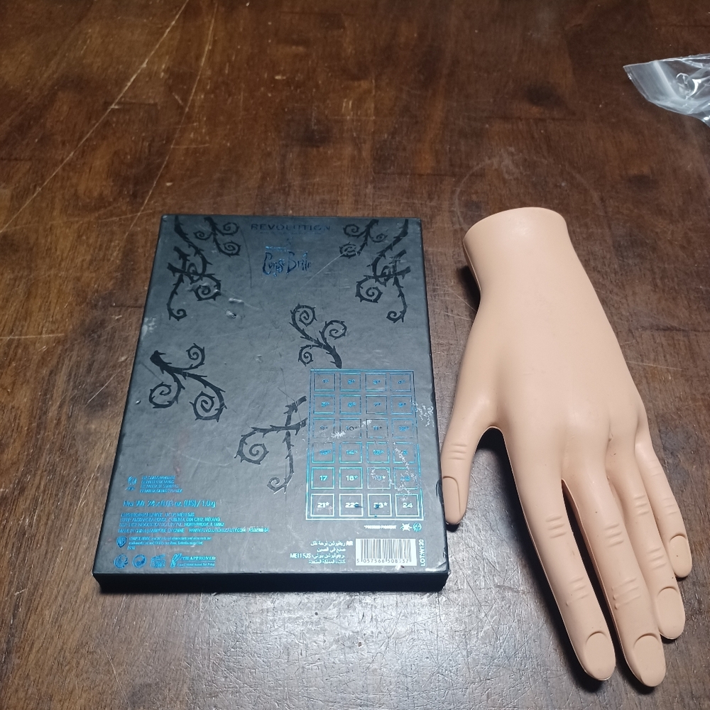 Makeup Revolution Corpse Bride Eyeshadow Palette #33 - Picture 6 of 7